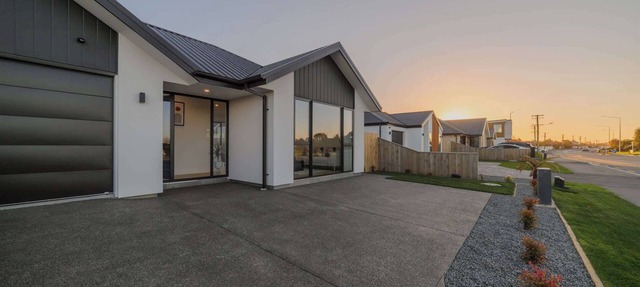 Stylish 4BR Home with Spa & Billiards Table