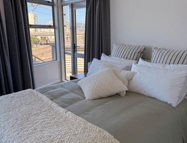 Stylish Private Apartment, Close to Ferry, Stadium, Parking