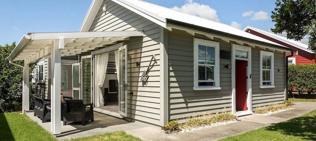 Stylish Waihi Beach Holiday Home with Private Outdoor Space and BBQ, Located Near the Ocean, Waihi Beach, New Zealand