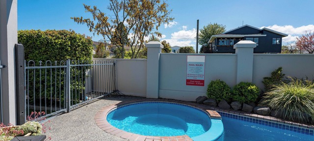 Sun and Swim - Lake Taupo Holiday Home
