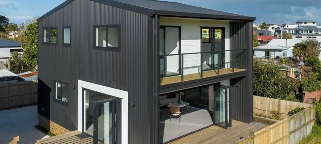 Sun-Drenched Modern Beach Haven – Steps to Village & Surf