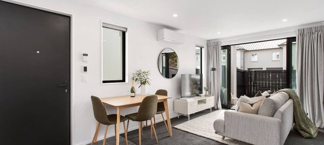 Sun Filled Living Hagley Park Hospital 2BR 2BA