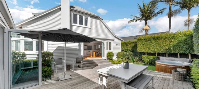 Sun-Filled Narrow Neck Retreat