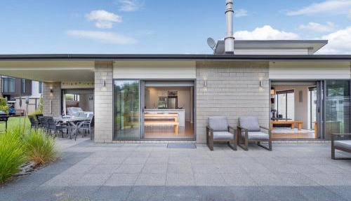Sun Seekers Lookout - Whitianga Holiday Home