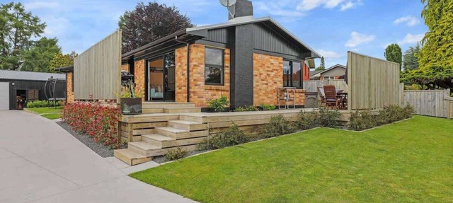 Sundrenched 70's - Spa Pool + Sleep-out, Sleeps 11