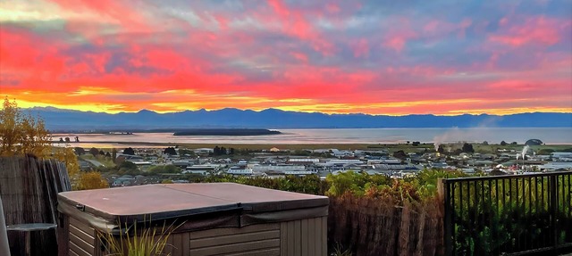 Sunkissed Heights - Nelson Holiday Home