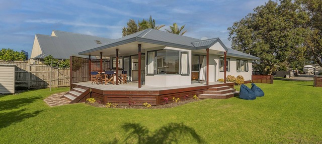 Sunlight Bach - Whitianga Holiday Home