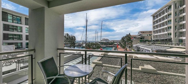 Sunlit Corner Apartment w/Harbour Views