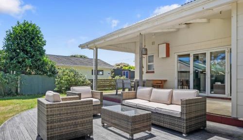 Sunlit Retreat - Te Horo Beach Holiday Home