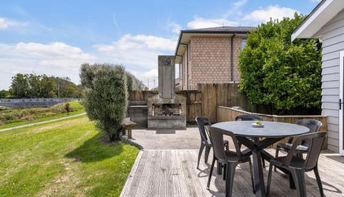Sunlit Shores - Papamoa Holiday Home