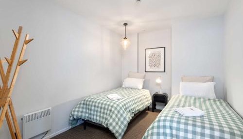 Sunny 3BR Petone Apt - Close to Shops Transit