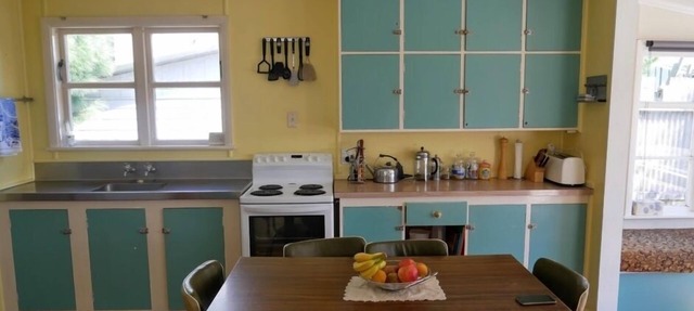 Sunny bach, walk to beach, golf course & shop. Perfect for a large family or two