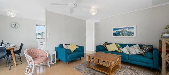 Sunny Beach Bach Hideaway - Paraparaumu Beach Holiday Home