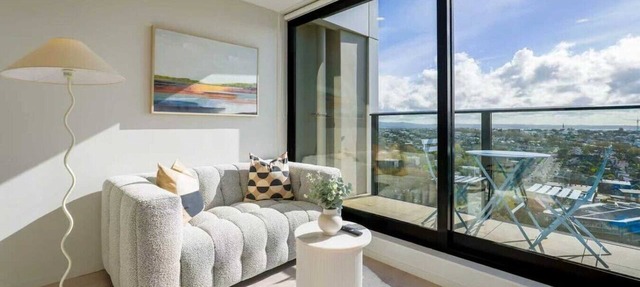 Sunny & Cosy CBD Top-Floor Getaway