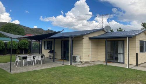 Sunny Escape in Old Cromwell
