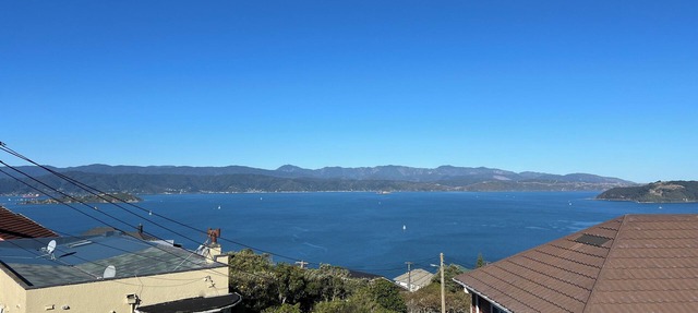 Sunny, family-friendly house with harbour views