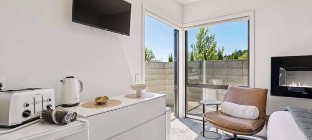 Sunny Private Room with Stunning Lake Views