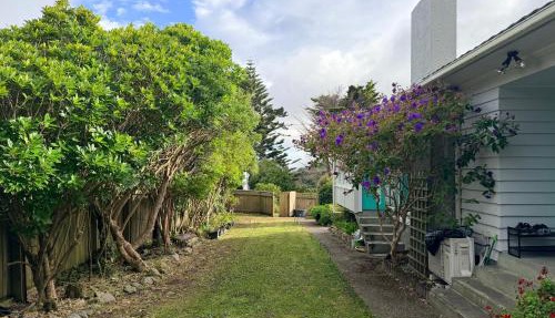 Sunny Spacious Room, Free Parking, Close to Ferry