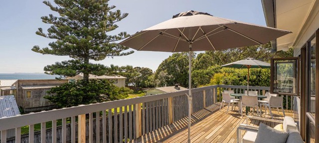 Sunseekers Bach - Whangapoua Holiday Home