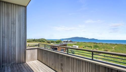 Sunset Over Kapiti - Waikanae Holiday Home