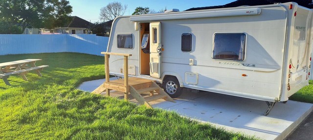 Sunshine Caravan - Private & Self-Contained, 250m from Hospital