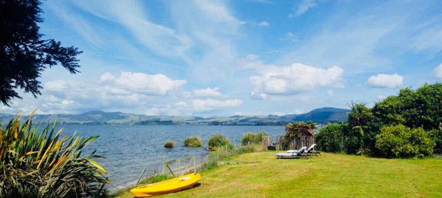 Super Lake Edge Lodge