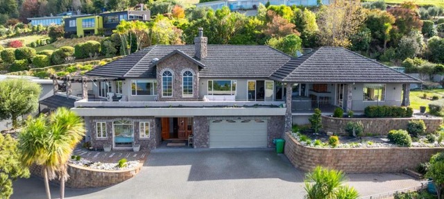 Tauhara Sunrise beautiful retreat with breathtaking panoramic Taupo views from Spa Pool