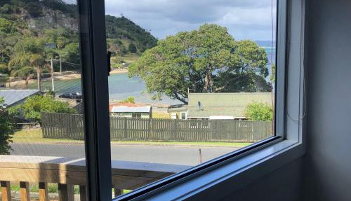 Taurikura Bay Relax and Explore