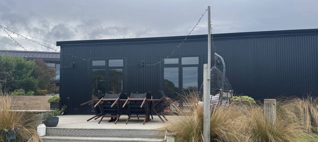 Te Whare Karati - a modern garage house, warm and cosy, next to the sea