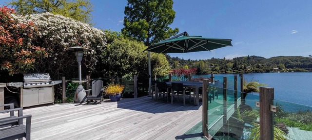 The Bach - Ōkareka Waterfront, Spa Pool, Sleeps 8