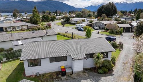 The Back Hut - Te Anau Holiday Home