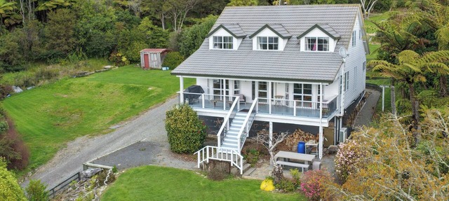 The Bay House - Moetapu Holiday Home