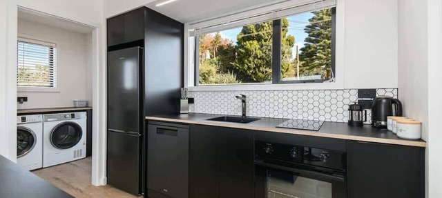 The Bluebird - Lake Views, Stylish, Sleeps 4