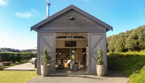 The Boat House - Rustic Luxury in Matakana
