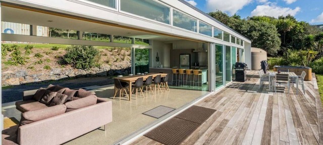 The Glass House - Modern, pet-friendly designer holiday home with spectacular views and spa pool