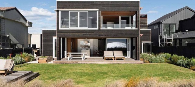 The Headland - Luxury Beachfront Retreat with Stunning Ocean Views, Spacious Family Living, Modern Comforts & Private Coastal Escape in East Papamoa