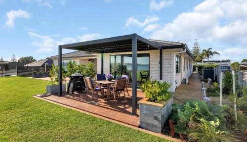 The Leading Light - One Tree Point Holiday Home