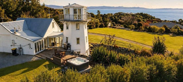 The Lighthouse at Ligar Bay - Romantic Coastal Escape with Spa