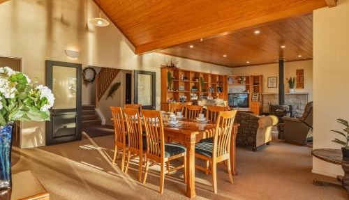 The Lion House - Rotoiti Lakefront Beach & Jetty