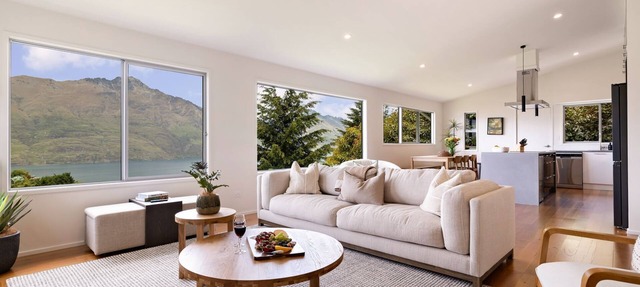 The Lochy Lookout is a stunning Queenstown retreat, with sweeping views over Lake Wakatipu & Remarks