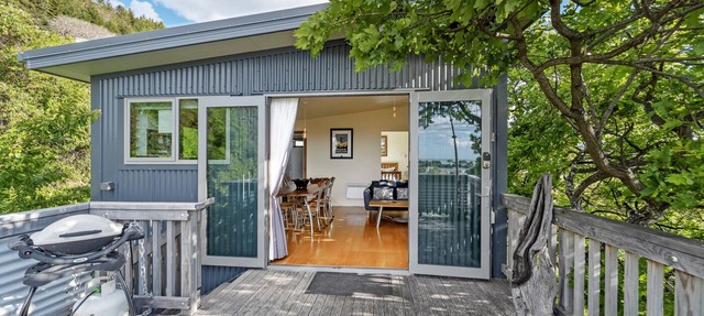 The Lookout - Sweeping Tasman Bay Views, Walk to CBD & Trails