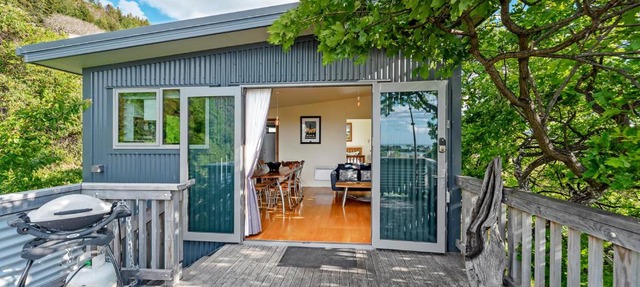 The Lookout - Sweeping Tasman Bay Views, Walk to CBD & Trails