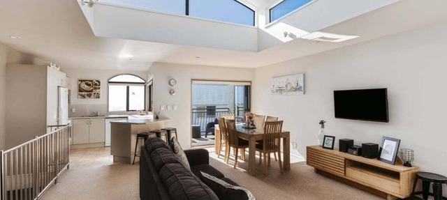 The May Retreat - Perfect Mount Maunganui Coastal Retreat: Spacious, Comfortable, and Steps from the Beach and Main Street Amenities