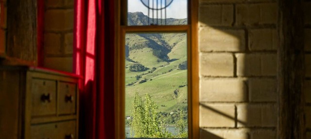 The Mud House— earth studio in Pigeon Bay with views, wood-fired sauna & bath!