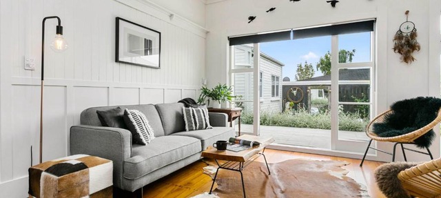 The White House A stylish bungalow with 2 bathrooms and easy walk to town