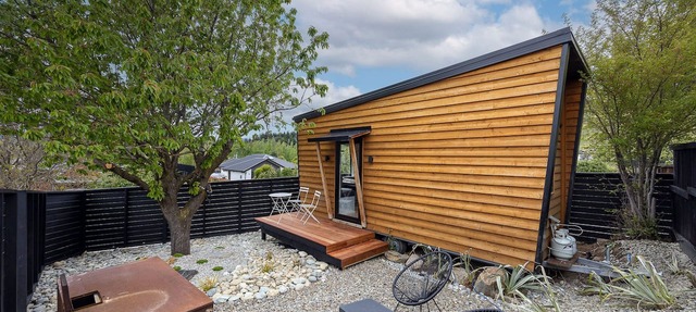 Tiny house - big fun! Mountain views, private garden, indoor & outdoor fires.