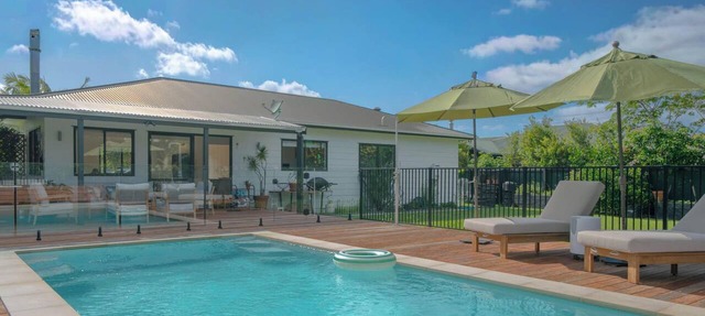 Torea Poolside Retreat – Family Summer Living in Matakana