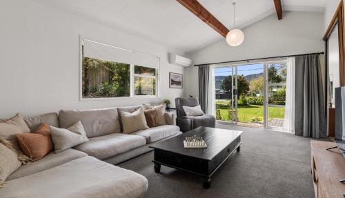 Tranquil Hideaway - Lake Okareka Holiday Home