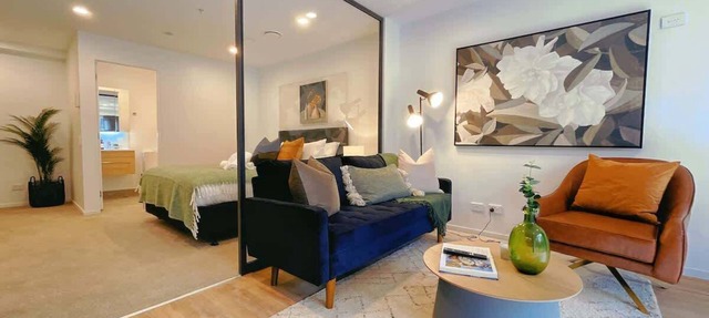 Tree-Lined Parkside Holiday Studio with Pool & Gym
