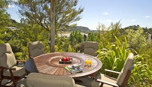 Treetop Oasis - Tairua Executive Holiday Home